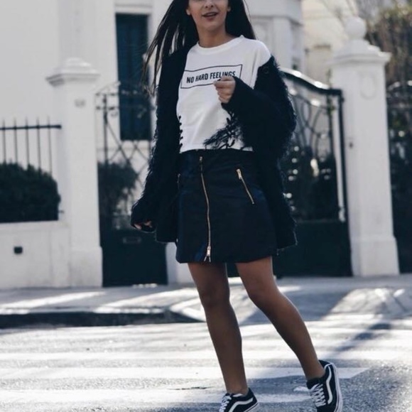 🆕🌸LACED UP TOP “NO HARD FEELINGS” - Picture 3 of 3